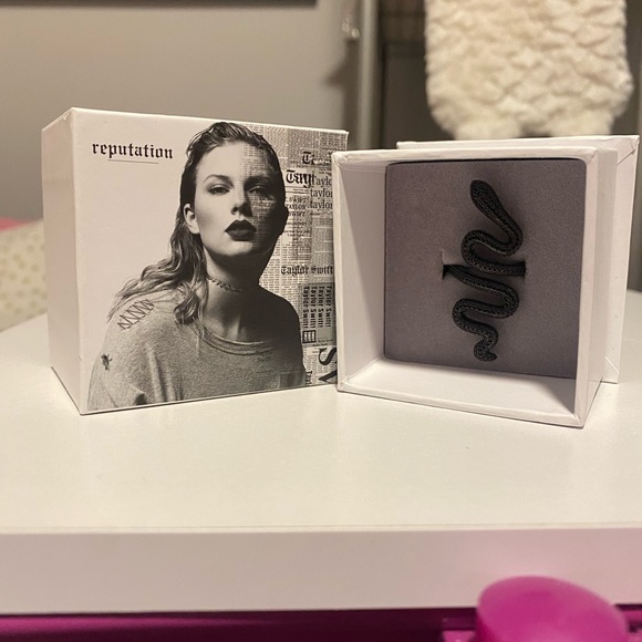 Taylor Swift Reputation Snake Ring - Black - Picture 1 of 1